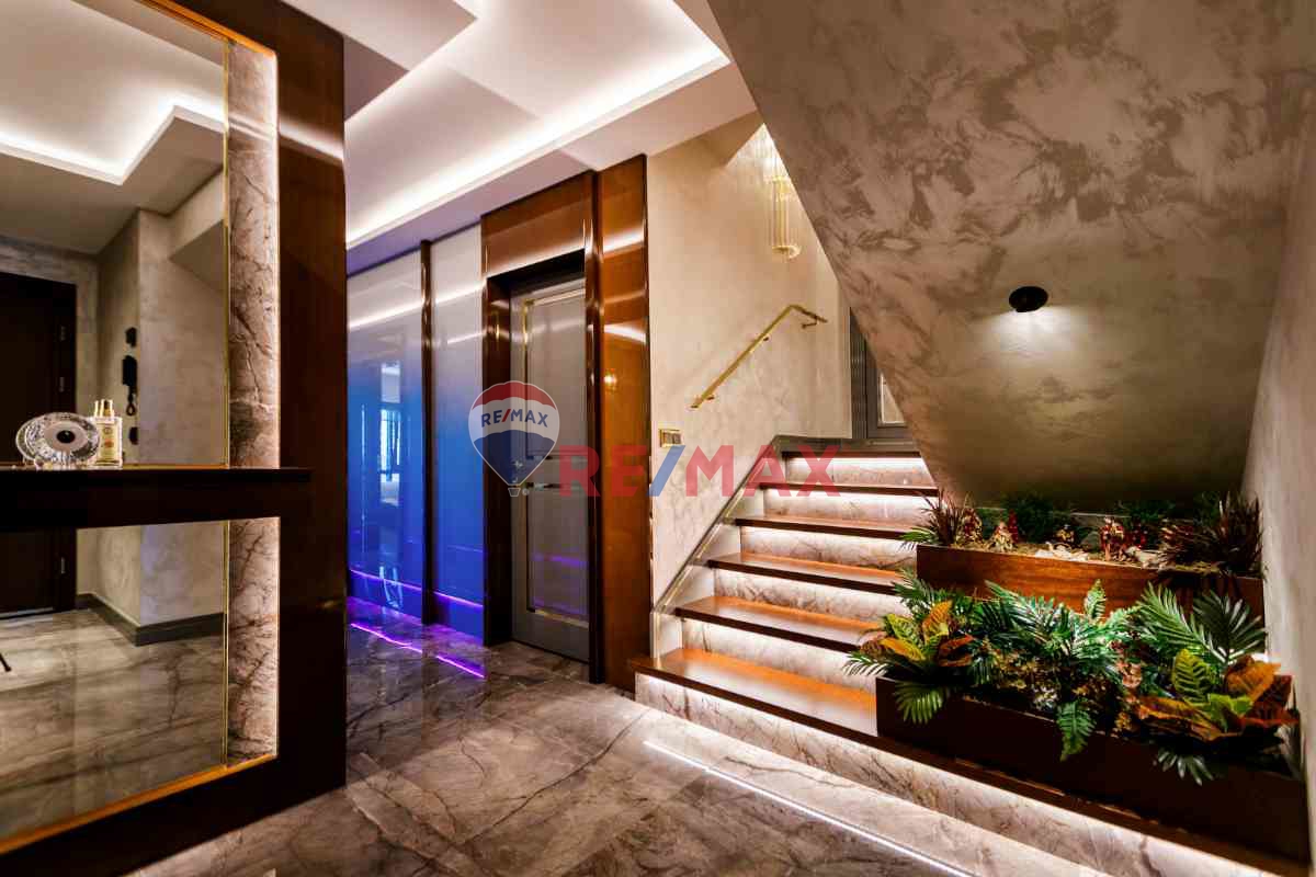 CADDE'NIN  KALBİNDE KAPANMAZ DENİZ MANZARALI ÖZEL DEKORASYONLU DUBLEKS