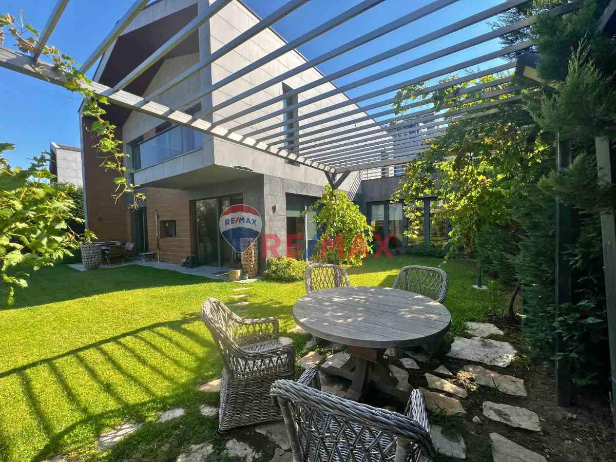 REMAX HANE'DEN BAHÇEŞEHİR KONAKLARI'NDA SATILIK 8+2 VİLLA