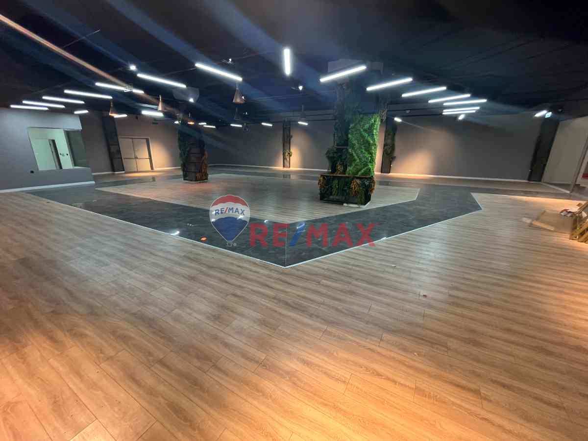 KUMSMALL AVM' DE 400 M2 İÇI YAPILI DÜZ GIRIŞ KIRALIK DÜKKAN