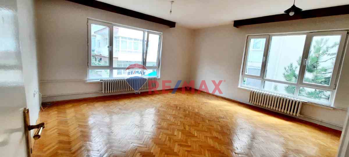 AYRANCI,REŞAT NURİ SOK.,MUHTEŞEM LOKASYON,3+1,BAKIMLI,ARA KAT