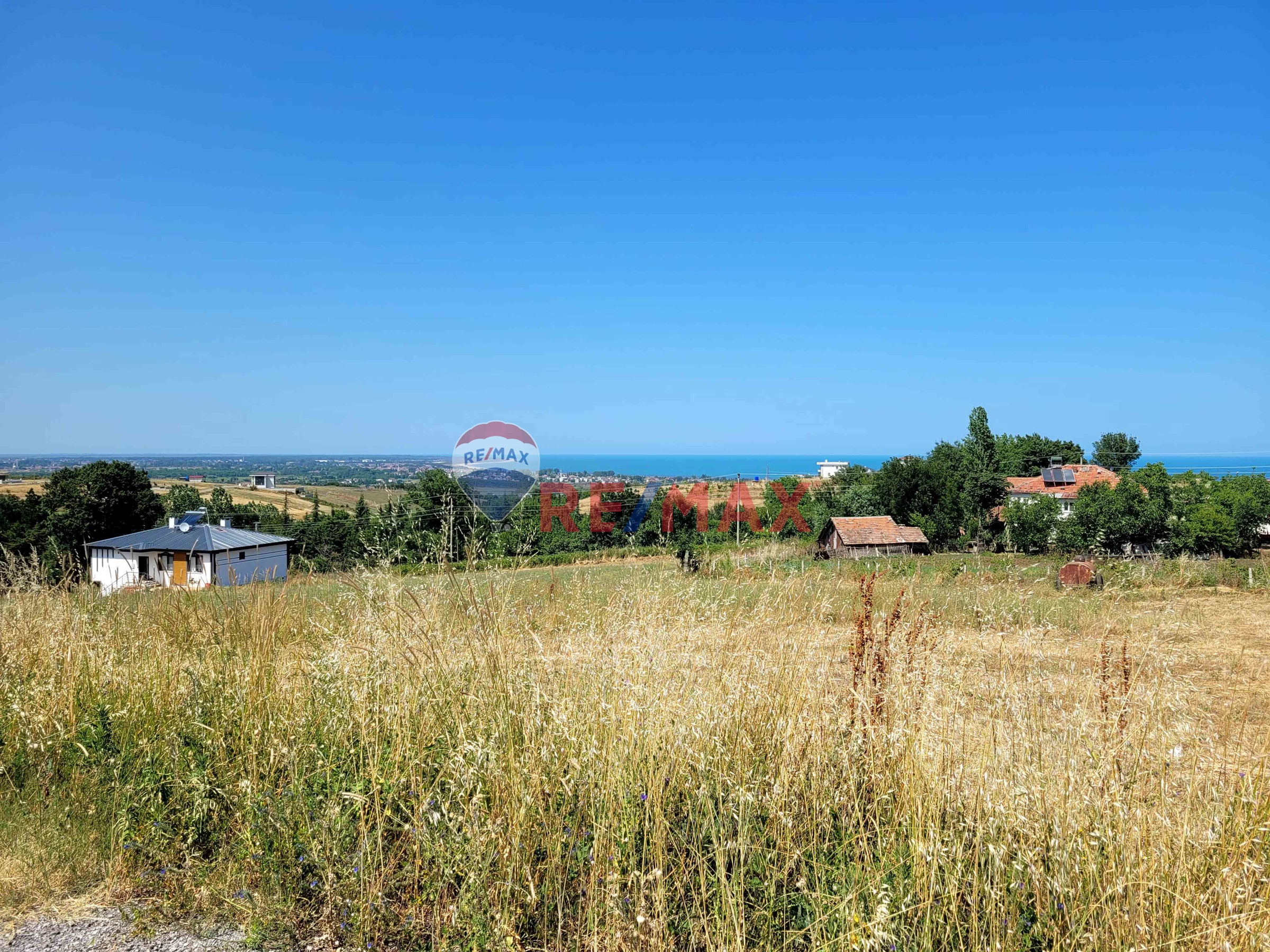 REMAX SEVCAN GÜRLEVİKTEN TAŞKELİKTE DENİZ MANZARALI SATILIK KÖŞE PARSEL