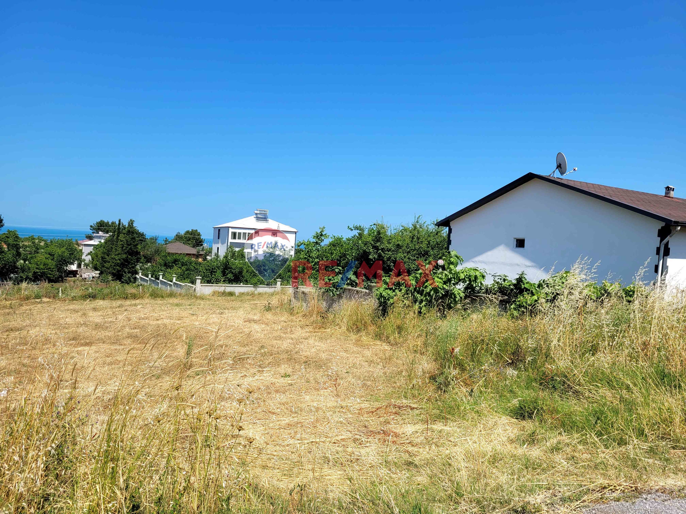 REMAX SEVCAN GÜRLEVİKTEN TAŞKELİKTE DENİZ MANZARALI SATILIK KÖŞE PARSEL