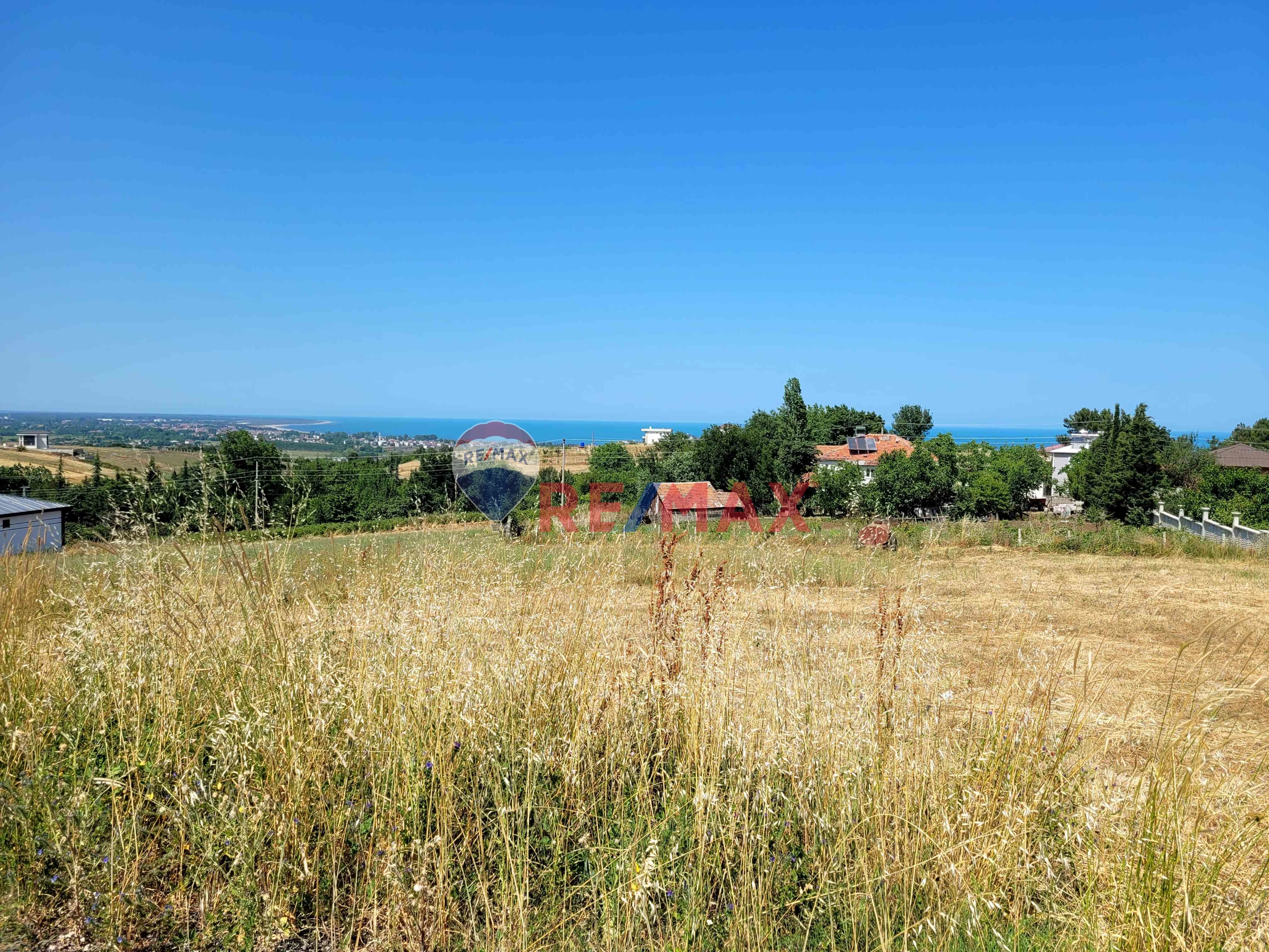 REMAX SEVCAN GÜRLEVİKTEN TAŞKELİKTE DENİZ MANZARALI SATILIK KÖŞE PARSEL