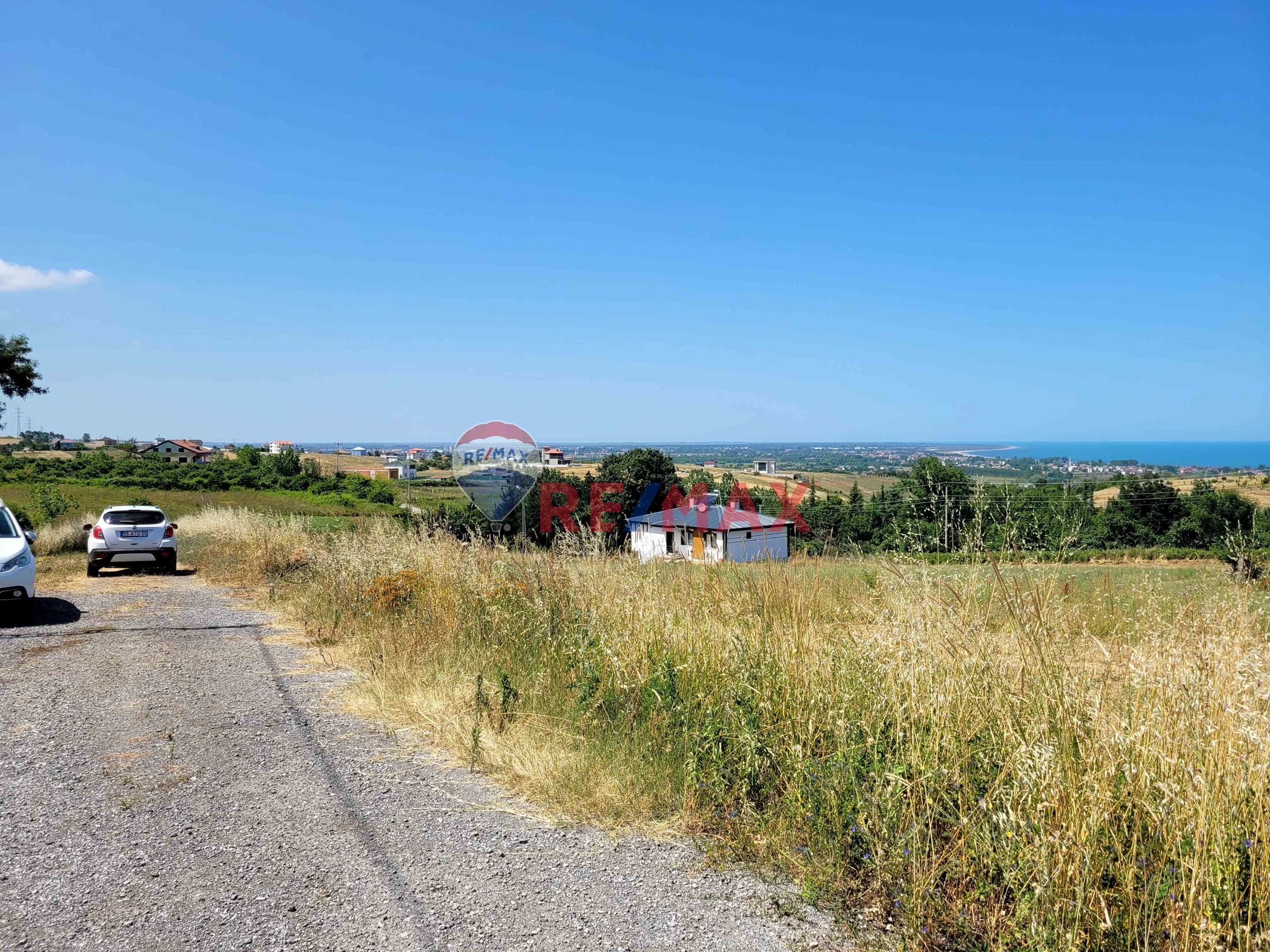 REMAX SEVCAN GÜRLEVİKTEN TAŞKELİKTE DENİZ MANZARALI SATILIK KÖŞE PARSEL