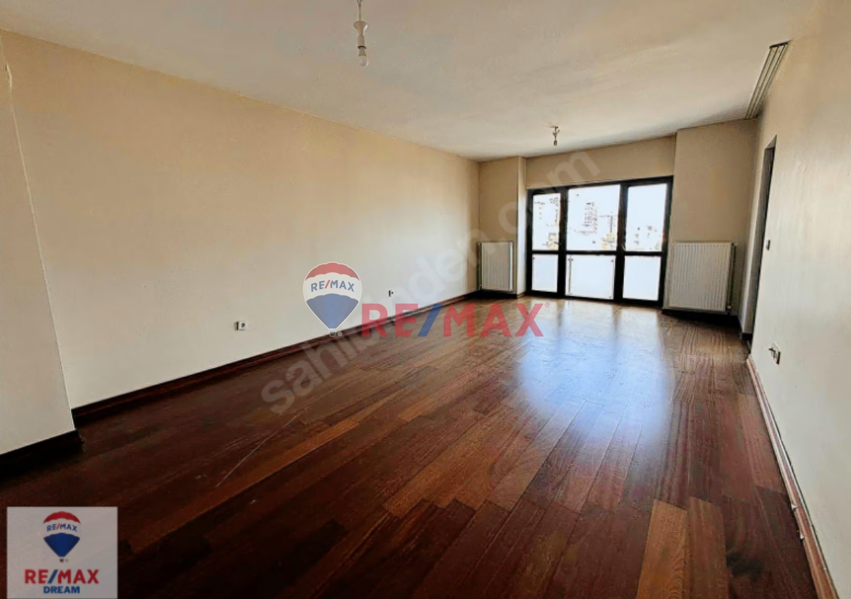 REMAX'DEN AKÇAKENT 2 DE ACİL SATILIK 4+1 DAİRE