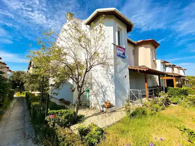 KÜÇÜKKÖY SARIMSAKLI'DA DENİZE YAKIN 3+1 SATILIK İKİZ VİLLA