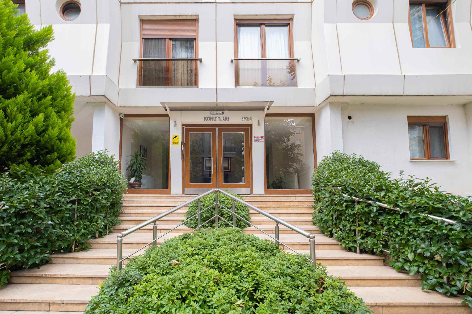 KUYUBAŞI'NDA, GENÇ BİNADA, 100 M2, 2+1, KISMİ BOĞAZ MANZARALI