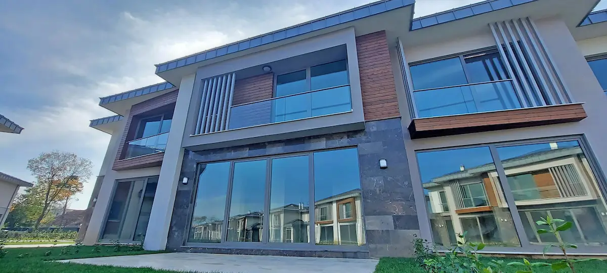 ÖMERLI DEKAR KIYIBAHÇE 141 M² SATILIK 2,5+1 VILLA