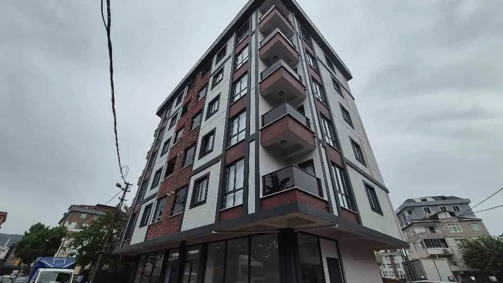 SULTANBEYLİ GÖLETİNE YAKIN 1 YILLIK BİNADA 3+1 EBEVYN BANYOLU
