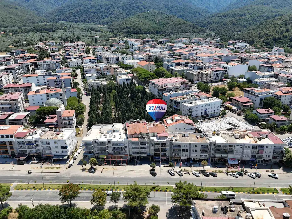 KUŞADASI GÜZELÇAMLI'DA SATILIK... BİR DAİRE İKİ DÜKKAN...