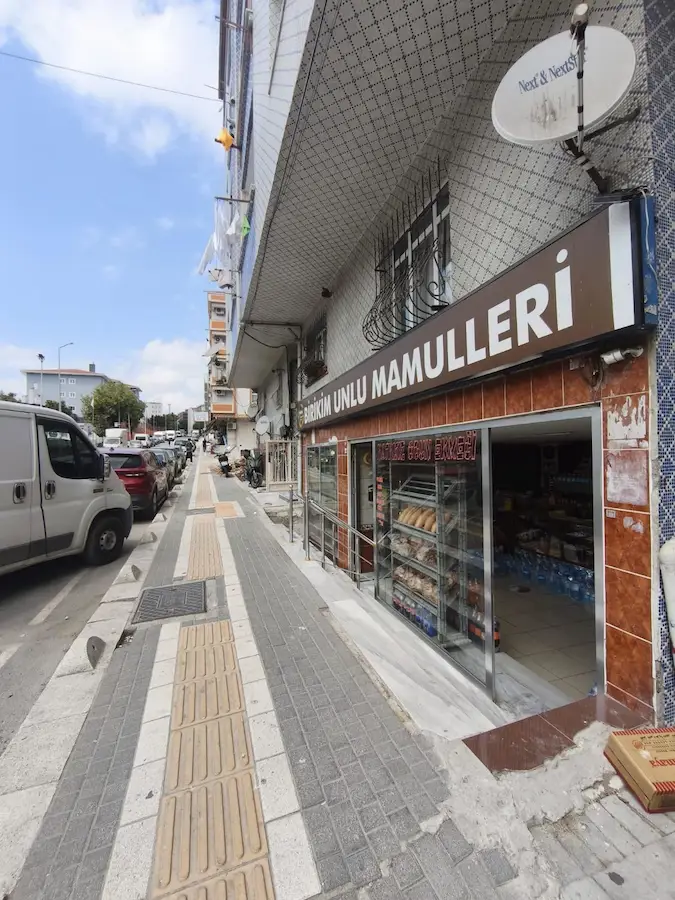 YENİBOSNADA ANA CADDE ÜZERİNDE 200 M2 SATILIK DÜKKAN