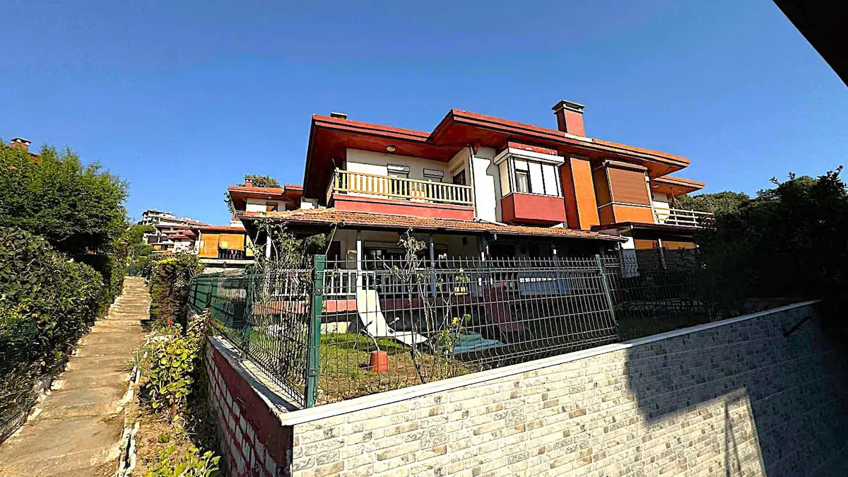 İZMİR SEFERİHİSAR ESENYALI SİTESİ’NDE DENİZE 50 M. | ÖZEL PLAJ & HAVUZ AYRICALIĞIYLA SATILIK VILLA