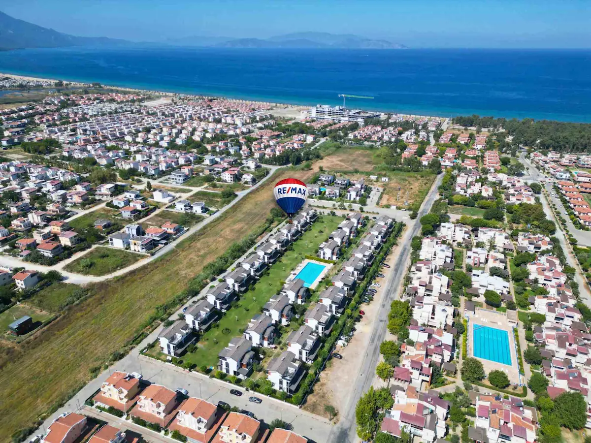 EGEBIRLIK SEVGI KONAKLARINDA DENIZE 500 M MESAFEDE SATILIK TRIPLEKS YAZLIK