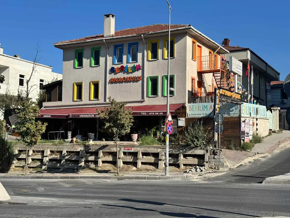 MERKEZİ KONUMDA BEYLİKDÜZÜNDE 2 KATLI 2 İŞLETMELİ MÜSTAKİL BİNA