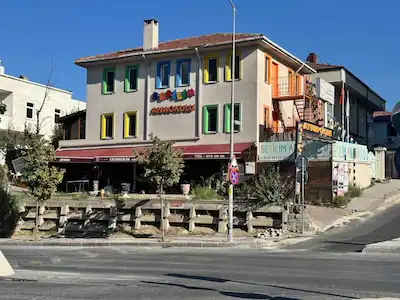MERKEZİ KONUMDA BEYLİKDÜZÜNDE 2 KATLI 2 İŞLETMELİ MÜSTAKİL BİNA