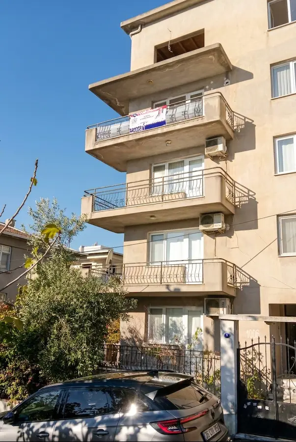 BORNOVA ATATÜRK MAHALLESI’NDE FERAH VE AYDINLIK 3+1 KIRALIKDAIRE