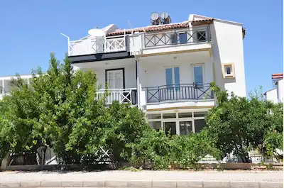KEMER MERKEZ MAHALLESİ'NDE MARTI SİTESİ 3+1 TRİPLEKS