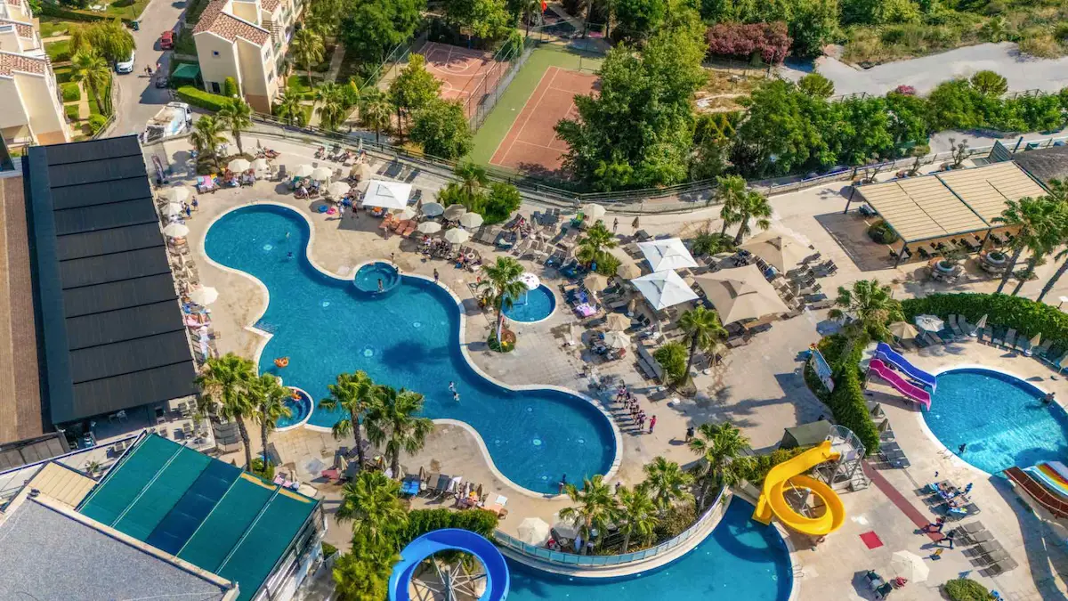 KUŞADASI GOLF RESORT'TA FULL MANZARALI, BAHÇE KULLANIMLI 2+1 EŞYALI DAIRE
