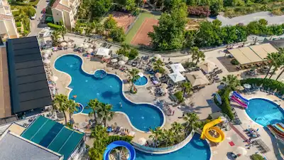 KUŞADASI GOLF RESORT'TA FULL MANZARALI, BAHÇE KULLANIMLI 2+1 EŞYALI DAIRE