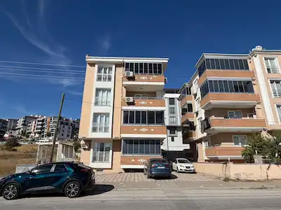 RE/MAX YAZ'DAN OKULLAR BÖLGESINDE GENİŞ 3+1 SATILIK DAİRE
