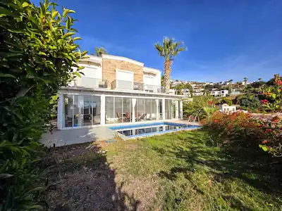 BODRUM KOYUNBABA’DA EŞYALI 3+1 VİLLA | DENİZ MANZARALI, KIŞ BAHÇELİ, KAPALI OTOPARKLI