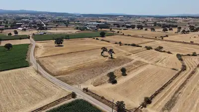 ÇANAKKALE BAYRAMİÇ TÜRKMENLİ KÖYÜ'NDE 2.700 M2 TARLA