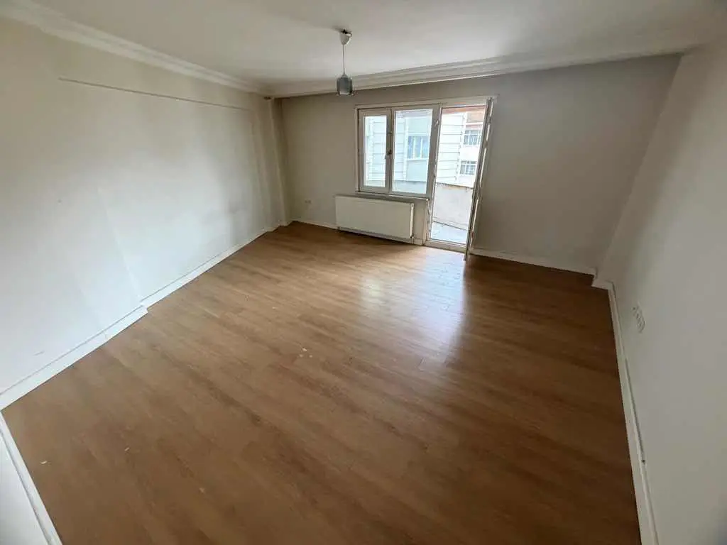 DİKİLİTAŞ’TA KAPALI MUTFAKLI BALKONLU 2+1 KİRALIK DAİRE