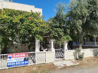 DİKİLİ KABAKUM’DA BANKACILAR SİTESİ’NDE 2+1 HUZURU BULACAĞINIZ YAZLIK