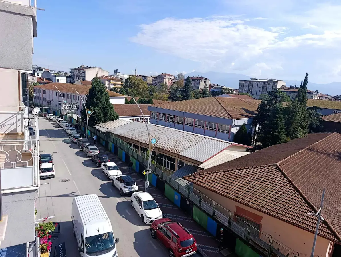 İZMİT CEDİTTE MERKEZİ KONUMDA BALKONLU, OTOPARKLI KİRALIK 3+1