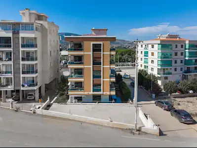 GÜZELBAHÇE YELKI'DE SATILIK BAHÇELI OTOPARKLI 3+1 DAIRE