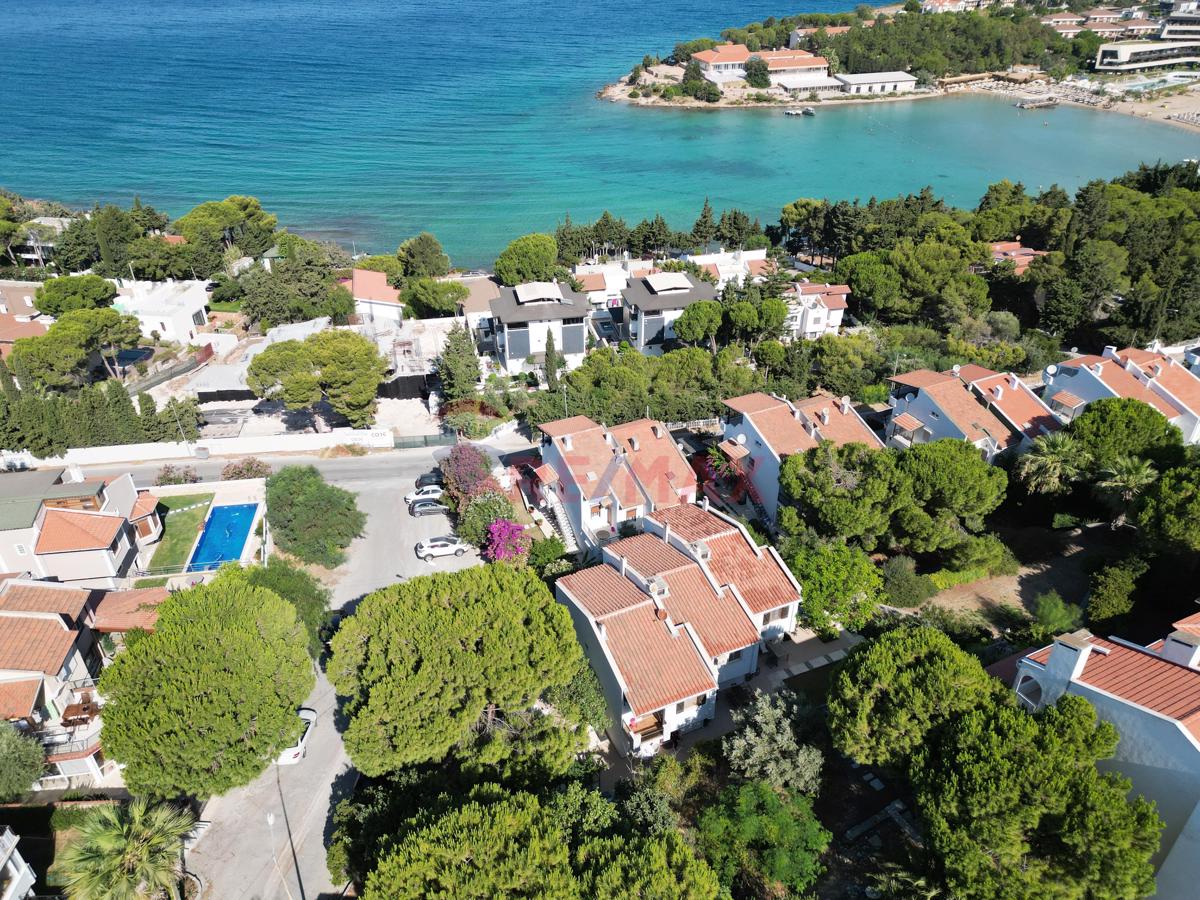 ÇEŞME ARDIÇ'TA DENIZ MANZARALI MÜKEMMEL KONUMDA KIRALIK 3+1 VILLA