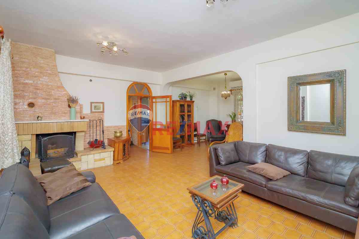 BORNOVA MERKEZDE EŞYALI BAHÇELİ TERASLI KİRALIK VİLLA