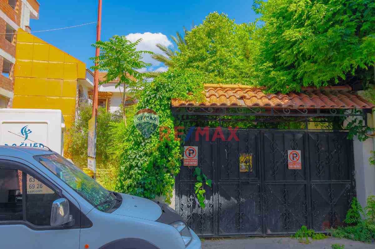 BORNOVA MERKEZDE EŞYALI BAHÇELİ TERASLI KİRALIK VİLLA