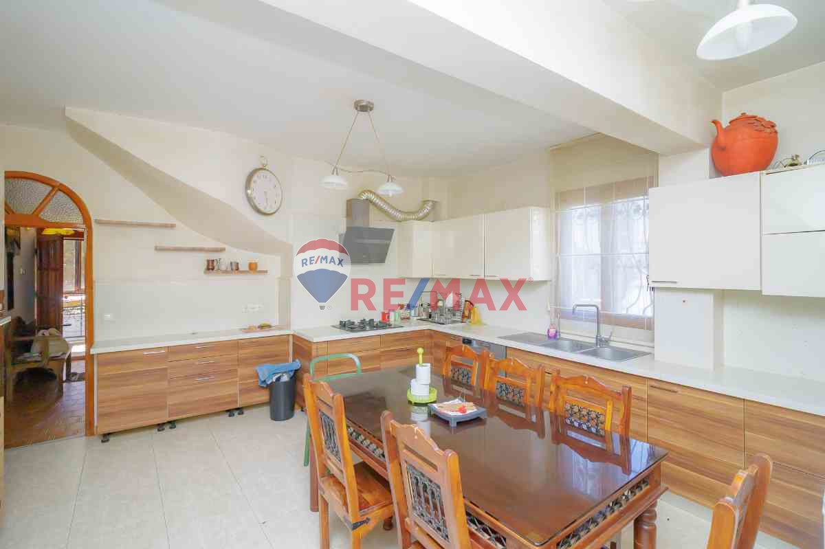 BORNOVA MERKEZDE EŞYALI BAHÇELİ TERASLI KİRALIK VİLLA