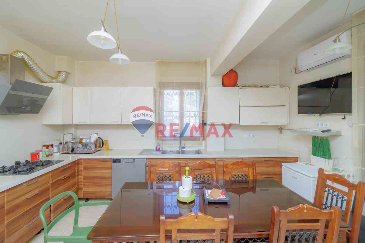 BORNOVA MERKEZDE EŞYALI BAHÇELİ TERASLI KİRALIK VİLLA