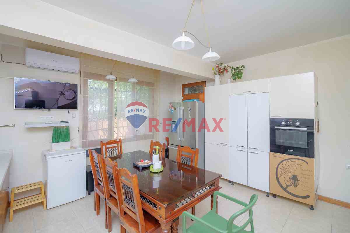 BORNOVA MERKEZDE EŞYALI BAHÇELİ TERASLI KİRALIK VİLLA