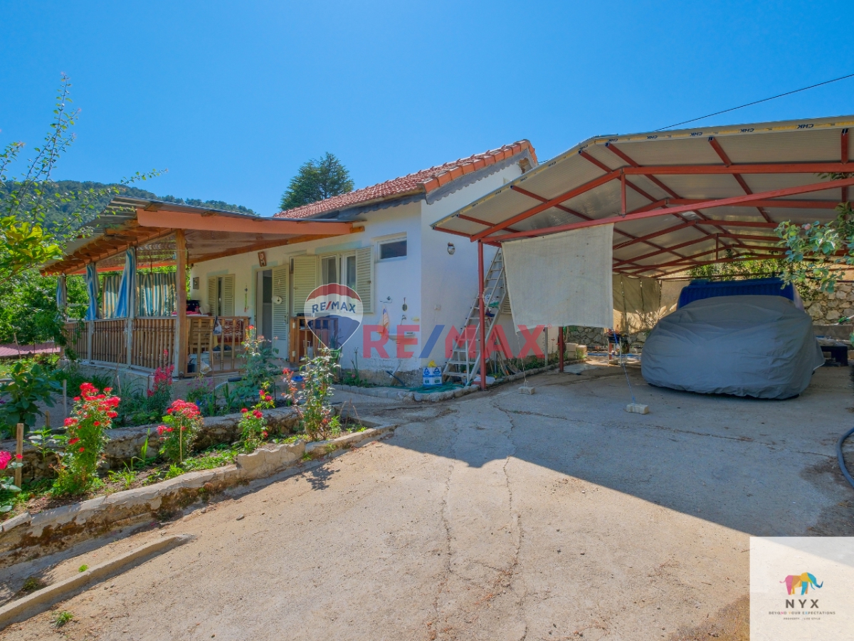 🏡 FETHIYE YAYLA KORU’DA MÜSTAKIL BAHÇELI, EŞYALI SATILIK EV VE TARLA