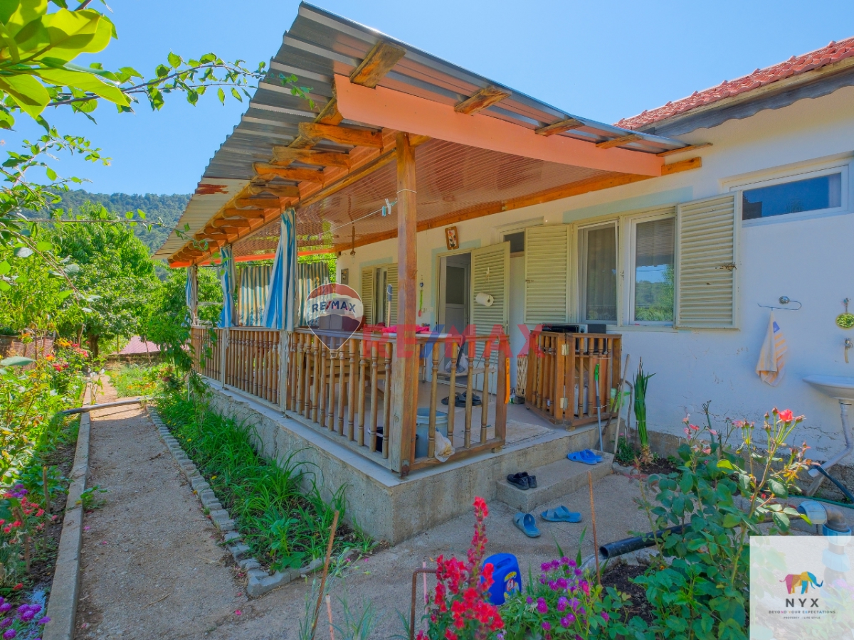 🏡 FETHIYE YAYLA KORU’DA MÜSTAKIL BAHÇELI, EŞYALI SATILIK EV VE TARLA