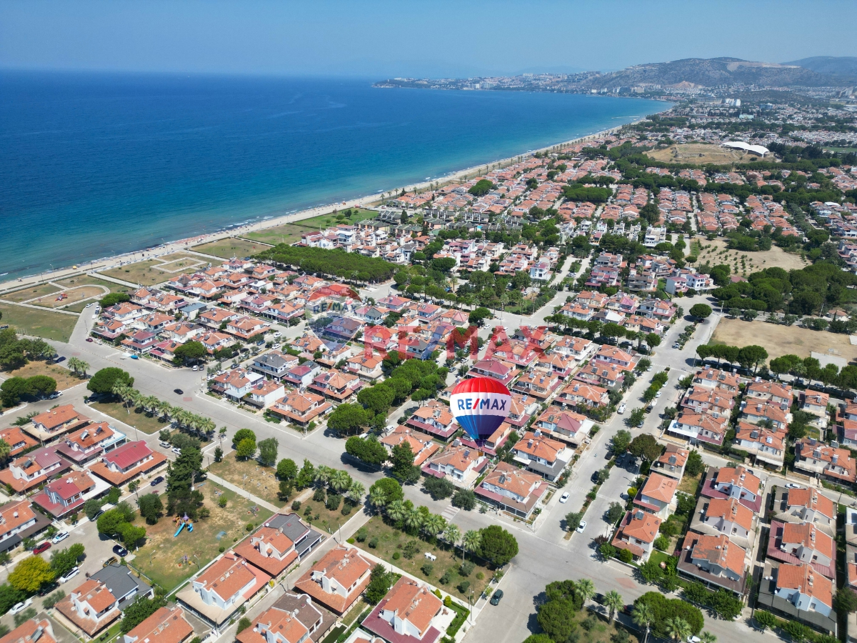 DENIZE YALNIZCA 250 METRE MESAFEDE YENILENMIŞ SATILIK 2+1 YAZLIK!