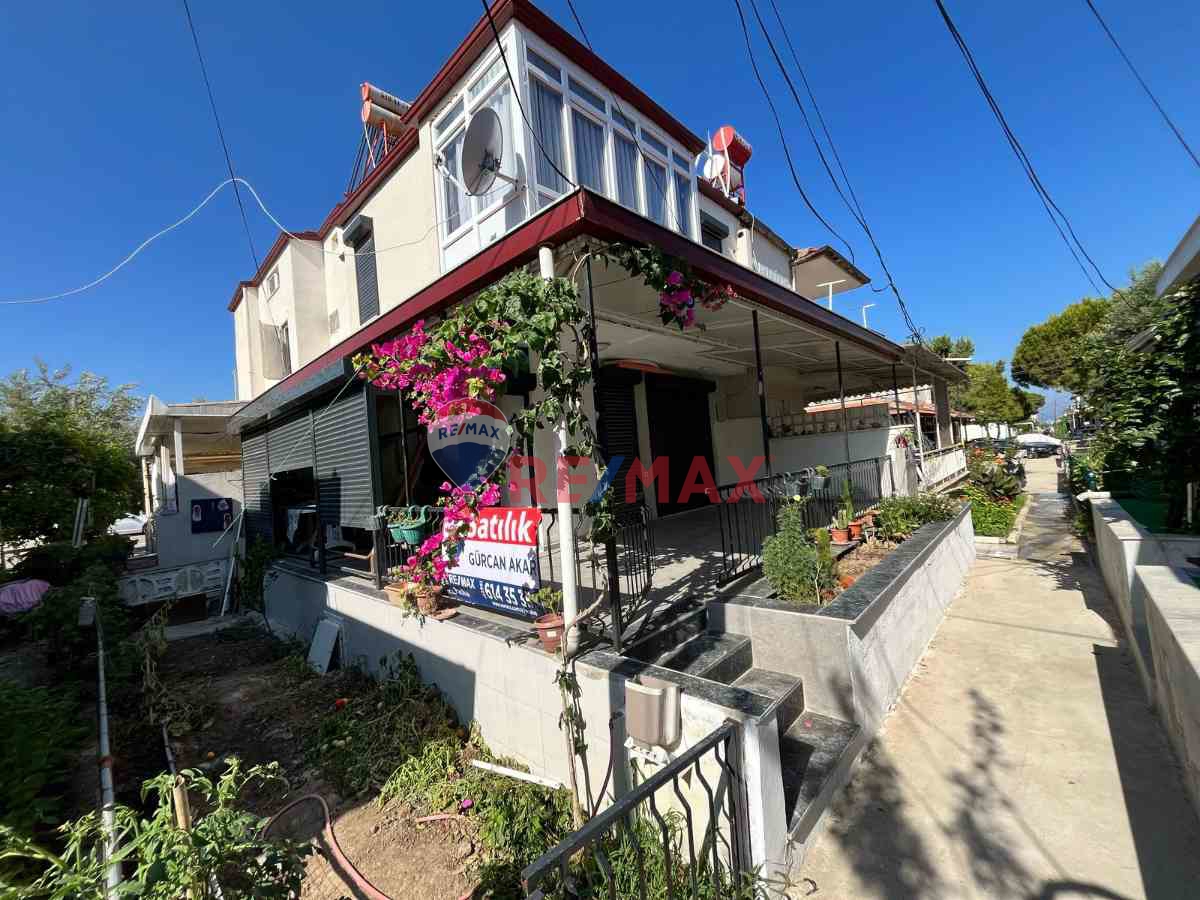 DENIZE YALNIZCA 250 METRE MESAFEDE YENILENMIŞ SATILIK 2+1 YAZLIK!