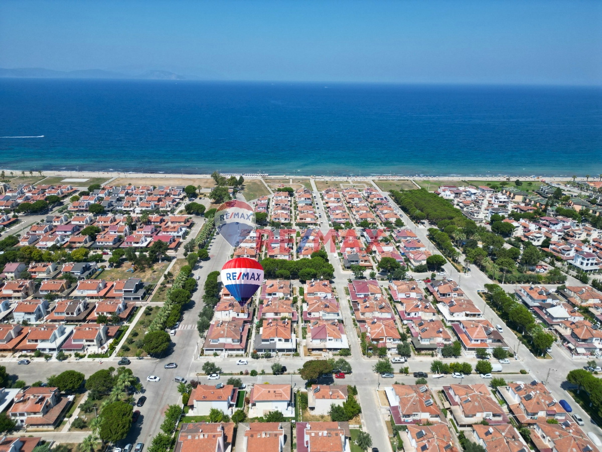 DENIZE YALNIZCA 250 METRE MESAFEDE YENILENMIŞ SATILIK 2+1 YAZLIK!