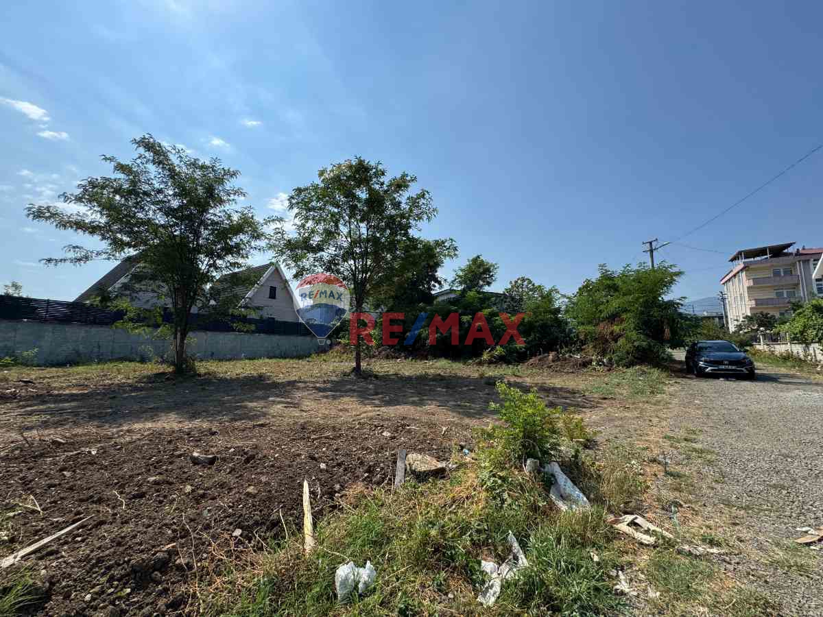 ÇAKIRLARDA ANAYOLUN ALTINDA 3 KATA İMARLI ARSA