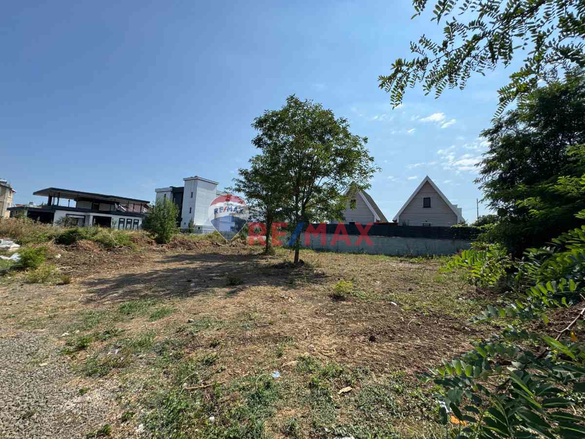 ÇAKIRLARDA ANAYOLUN ALTINDA 3 KATA İMARLI ARSA