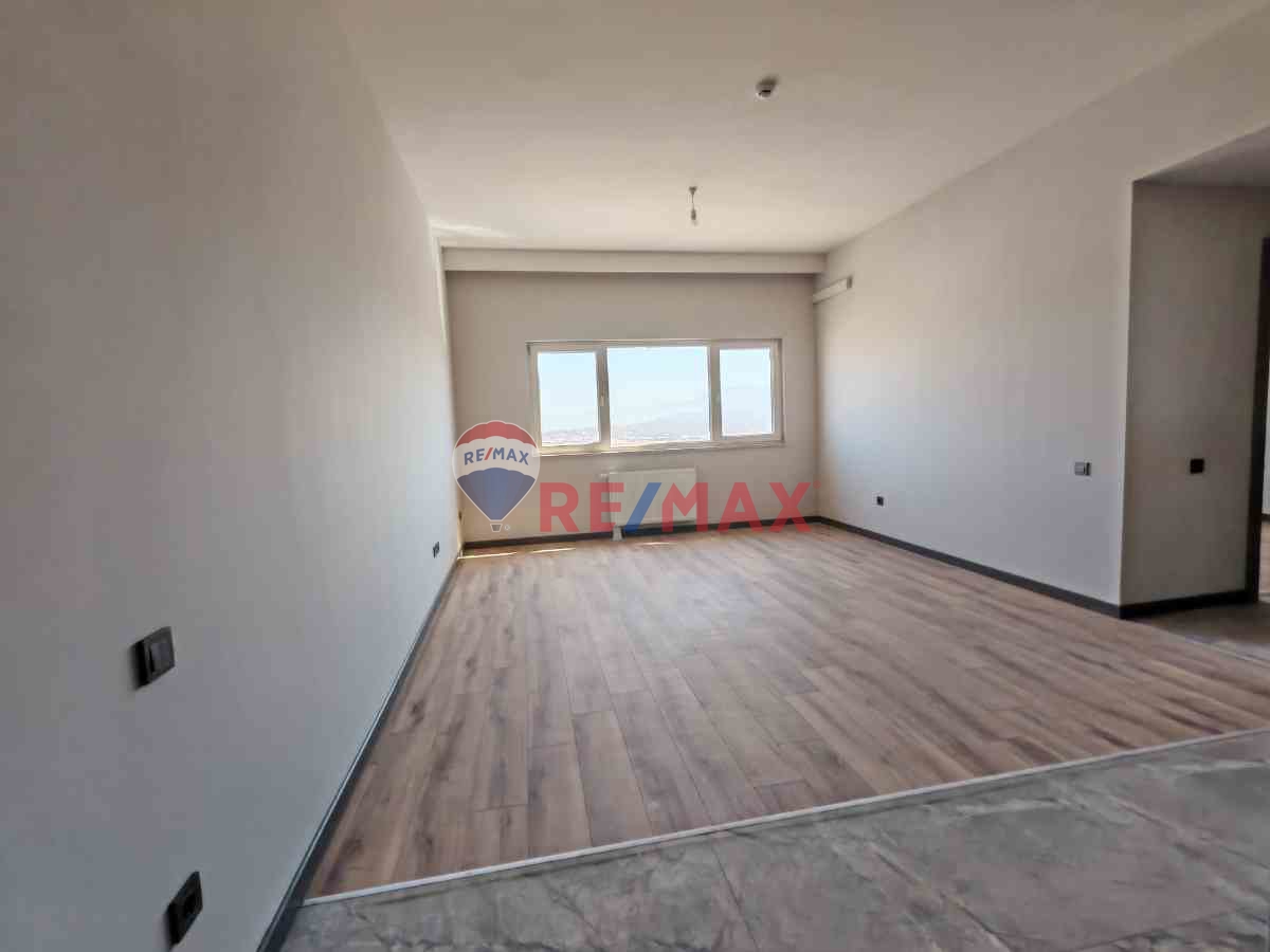 REMAX MODEL'DEN SINPAŞ AQUA CITY F2 KULEDE 1+1 SATILIK DAIRE