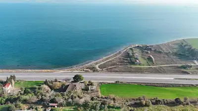 ÇANAKKALE BOĞAZ'INDA DENIZE SIFIR, 115 METRE OTOYOL CEPHELI TARLA
