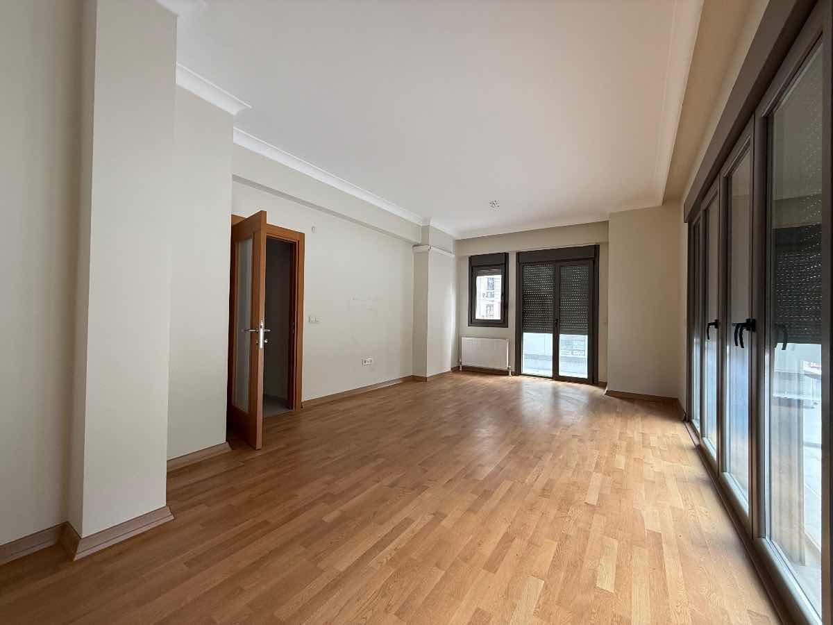 MİNİBÜS CADDESİNE CEPHE KONUT, OFİS VEYA BÜRO KULLANIMINA UYGUN BALKONLU OTOPARKLI KİRALIK DAİRE