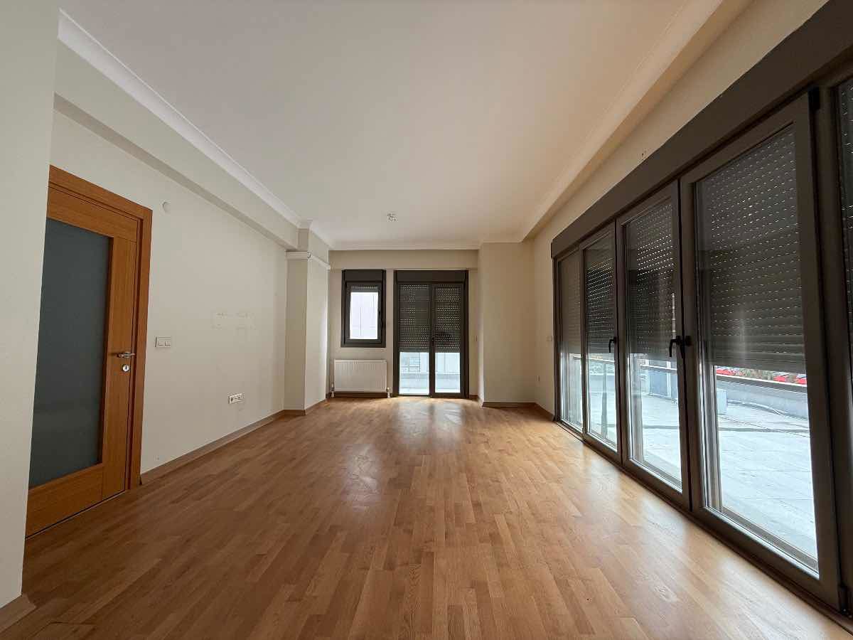 MİNİBÜS CADDESİNE CEPHE KONUT, OFİS VEYA BÜRO KULLANIMINA UYGUN BALKONLU OTOPARKLI KİRALIK DAİRE