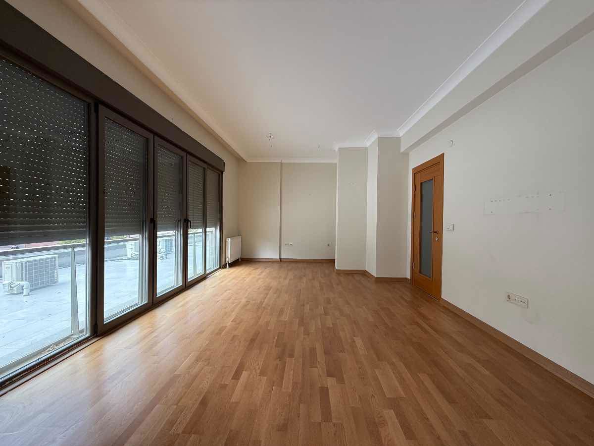 MİNİBÜS CADDESİNE CEPHE KONUT, OFİS VEYA BÜRO KULLANIMINA UYGUN BALKONLU OTOPARKLI KİRALIK DAİRE