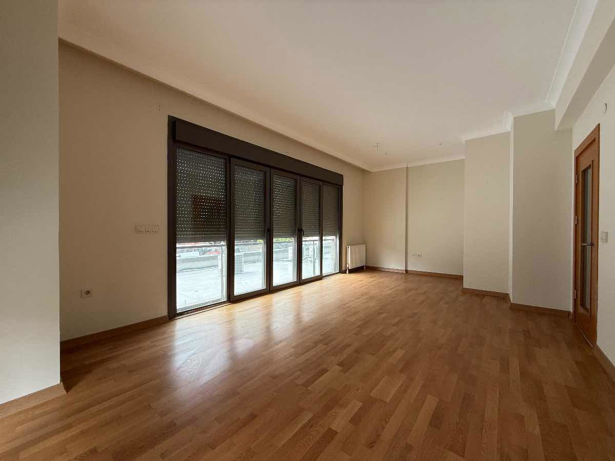 MİNİBÜS CADDESİNE CEPHE KONUT, OFİS VEYA BÜRO KULLANIMINA UYGUN BALKONLU OTOPARKLI KİRALIK DAİRE