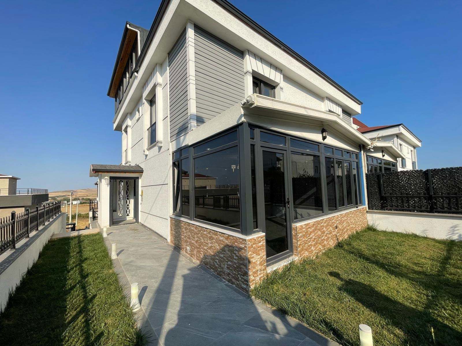 YENİCE'DE,PANOROMİK DENİZ MANZARALI,4+1 SATILIK 4 KATLI VİLLA